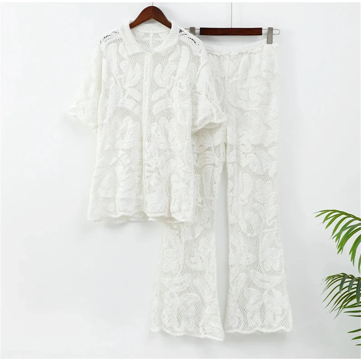Ensemble blanc ajoure pour femme compose d un haut court et d un pantalon fluide ideal pour un look estival chic et leger en toute occasion