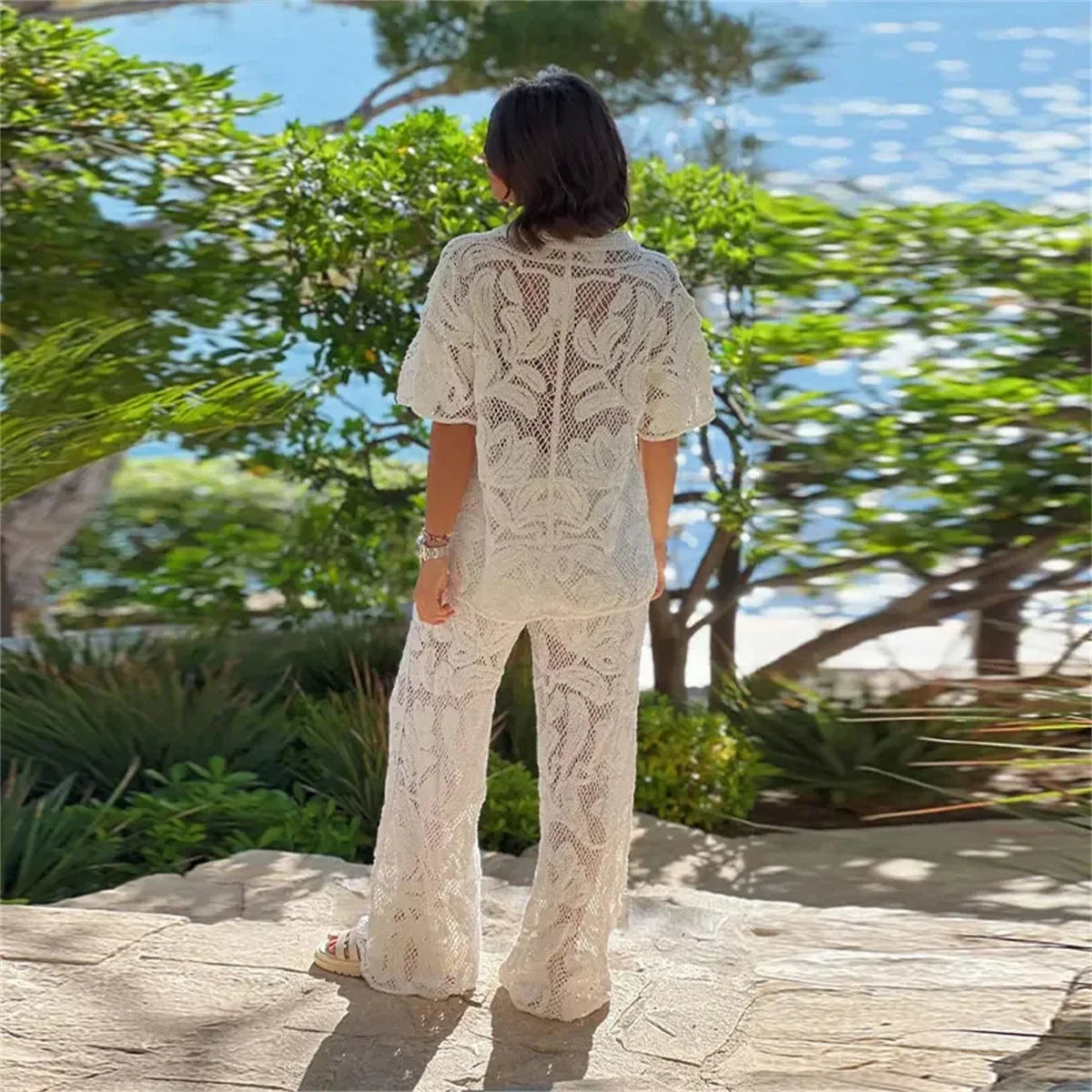 Ensemble blanc ajoure pour femme compose d un haut court et d un pantalon fluide ideal pour un look estival chic et leger en toute occasion