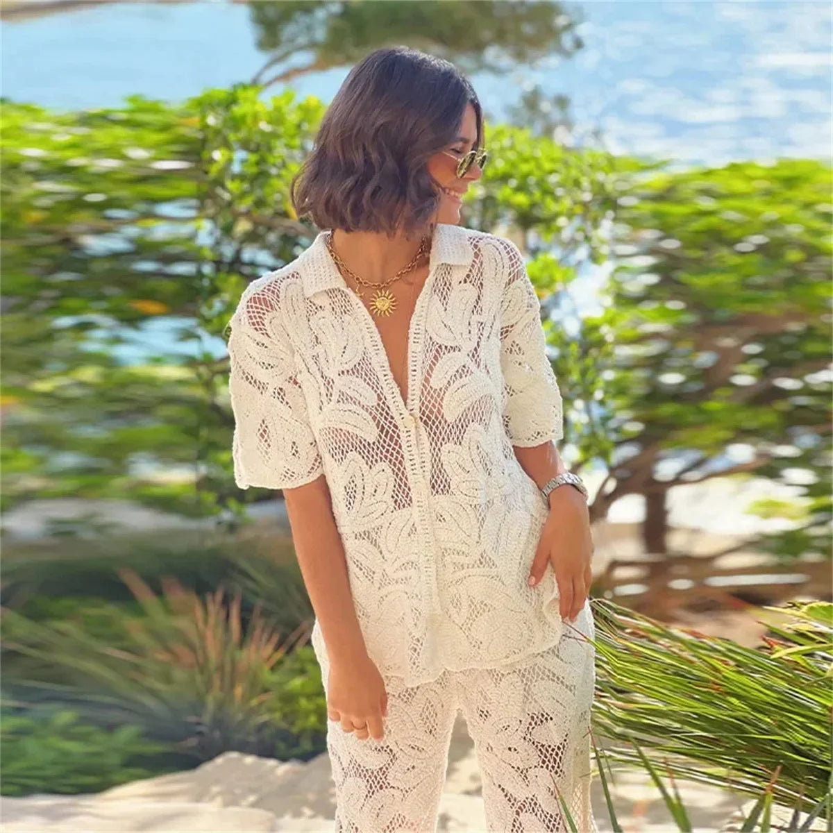 Ensemble blanc ajoure pour femme compose d un haut court et d un pantalon fluide ideal pour un look estival chic et leger en toute occasion
