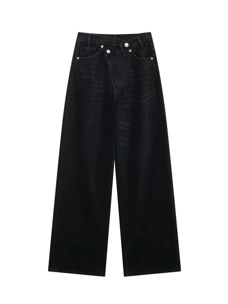 Jean asymétrique femme en denim bleu noir, coupe unique avec ourlet irrégulier pour un style moderne.