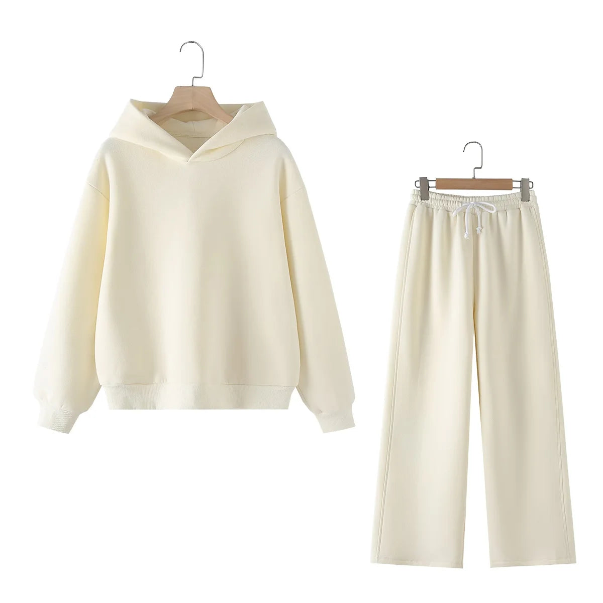 Ensemble jogging en coton doux, confortable pour le sport et la détente.