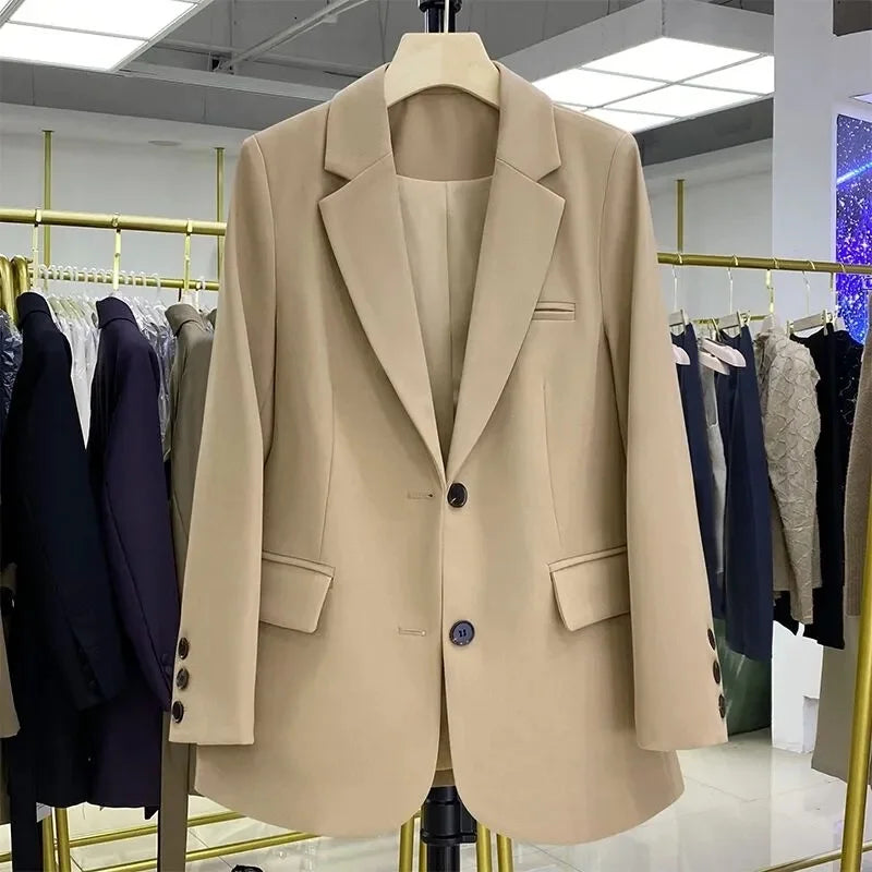 Veste blazer femme cintrée , idéale pour un look professionnel.