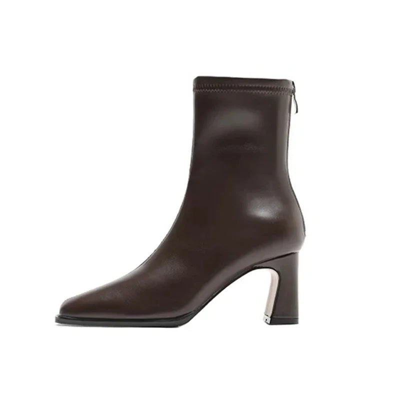 Bottines femme Meline en cuir marron avec talon moyen, parfaites pour un look chic et confortable.