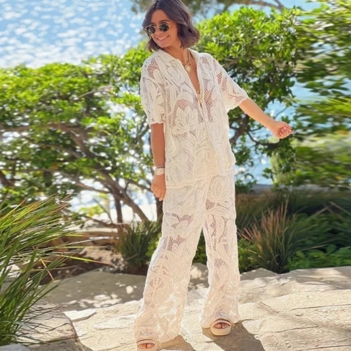 Ensemble blanc ajoure pour femme compose d un haut court et d un pantalon fluide ideal pour un look estival chic et leger en toute occasion