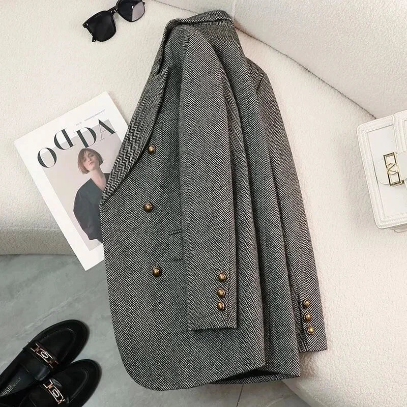 Blazer femme cintré en tissu structuré noir, idéal pour un look professionnel chic.