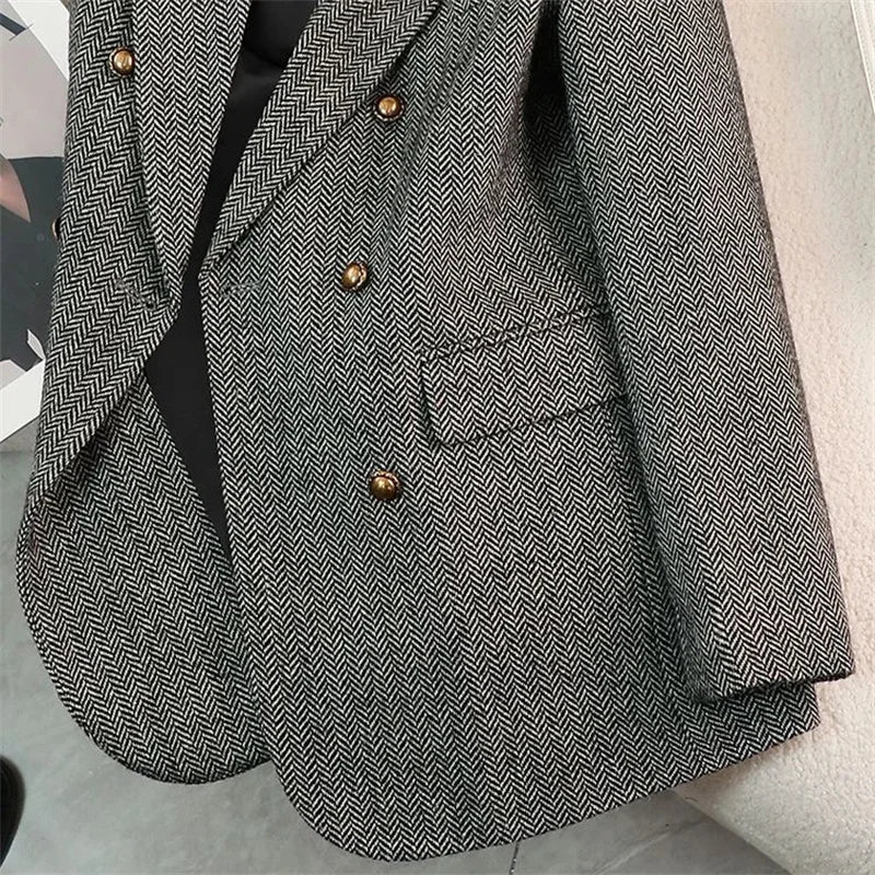 Blazer femme cintré en tissu structuré noir, idéal pour un look professionnel chic.