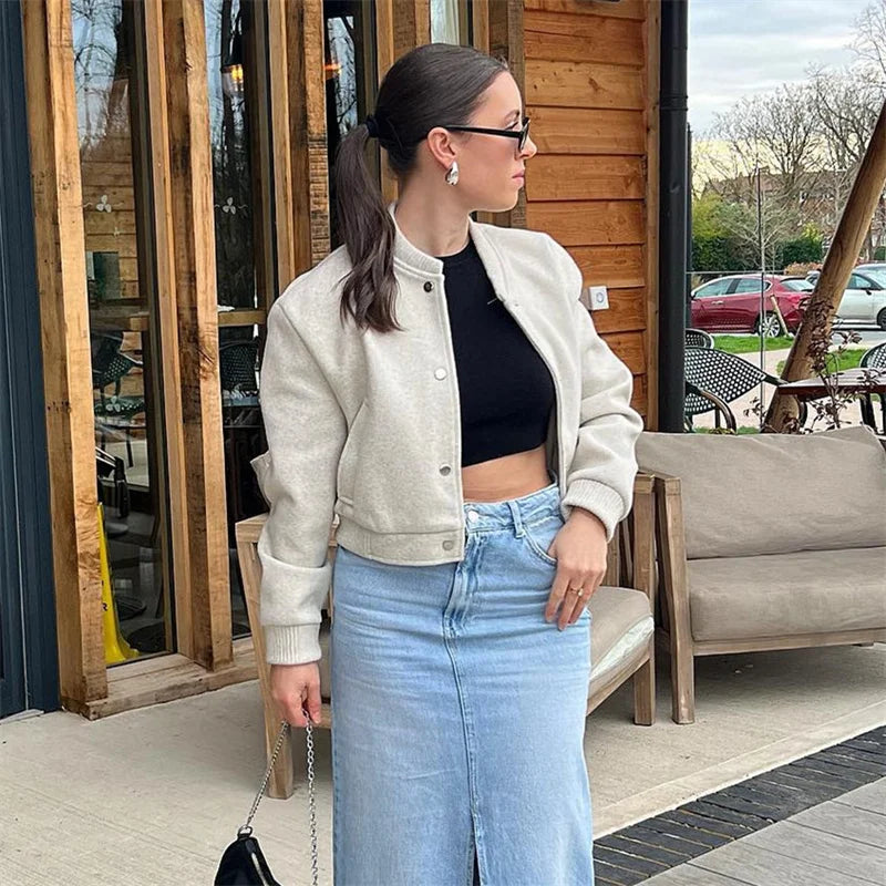 Bombers léger avec col côtelé, parfait pour un look casual et moderne.