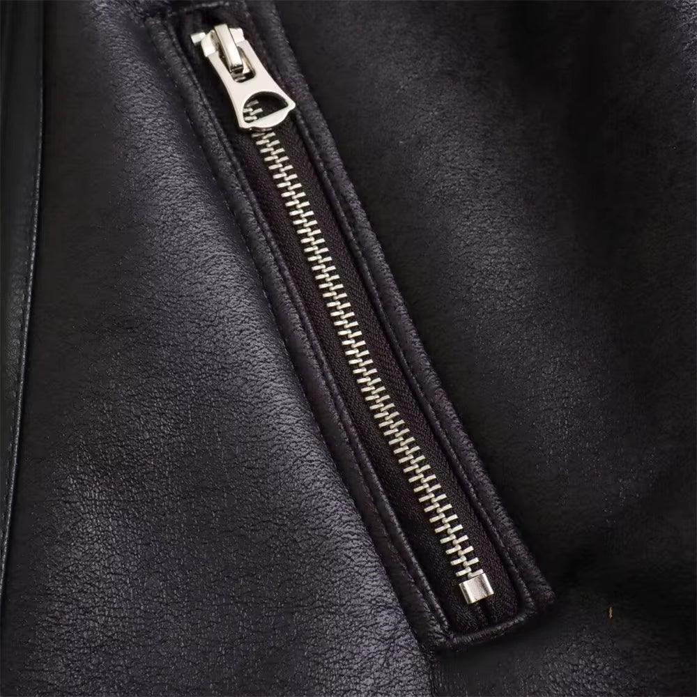 Veste motarde en cuir noir avec zips métalliques, style rock et urbain.