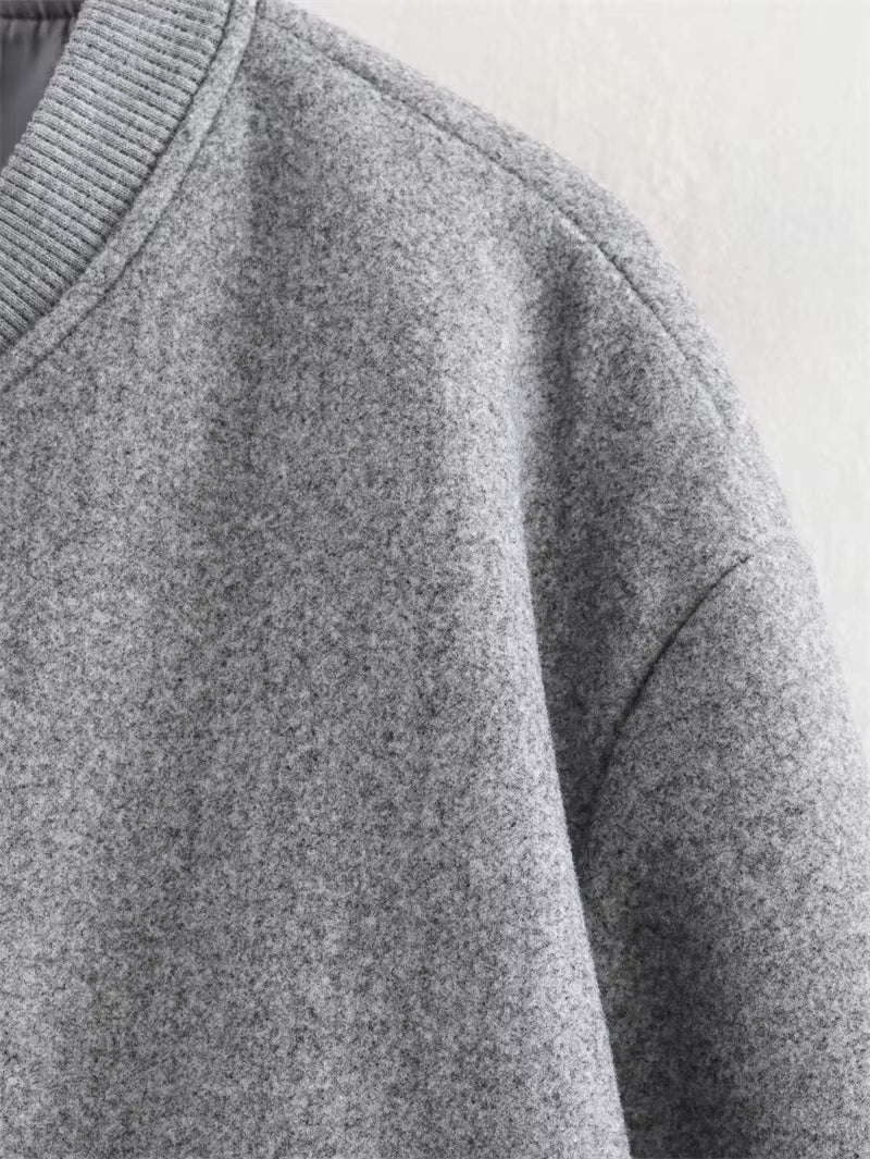 Bombers léger avec col côtelé, parfait pour un look casual et moderne.