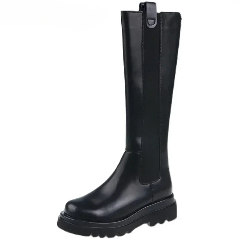 Bottes hautes en simili cuir noir, style classique et sophistiqué pour un look urbain.