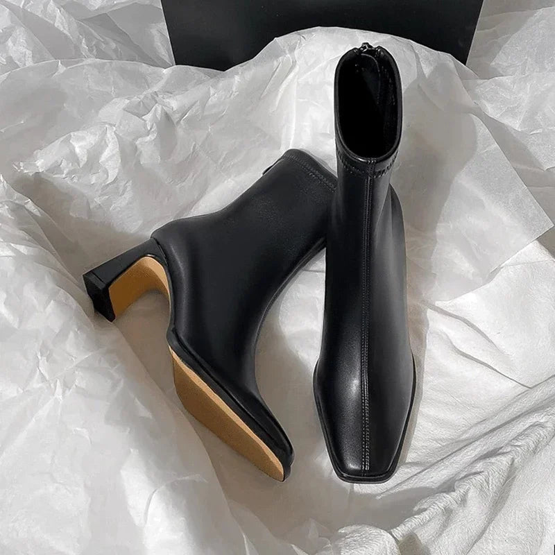 Bottines femme Meline en cuir marron avec talon moyen, parfaites pour un look chic et confortable.