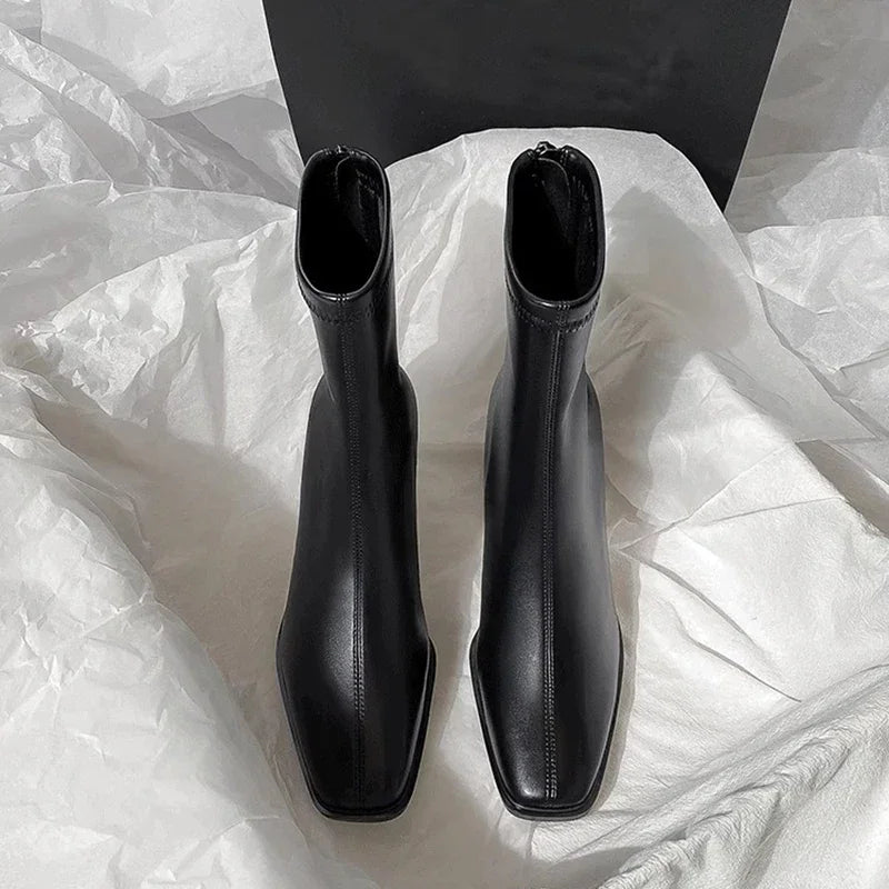 Bottines femme Meline en cuir marron avec talon moyen, parfaites pour un look chic et confortable.