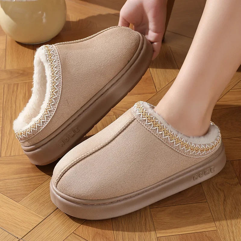 Chaussons confortables en tissu doux, idéals pour un usage intérieur relaxant.