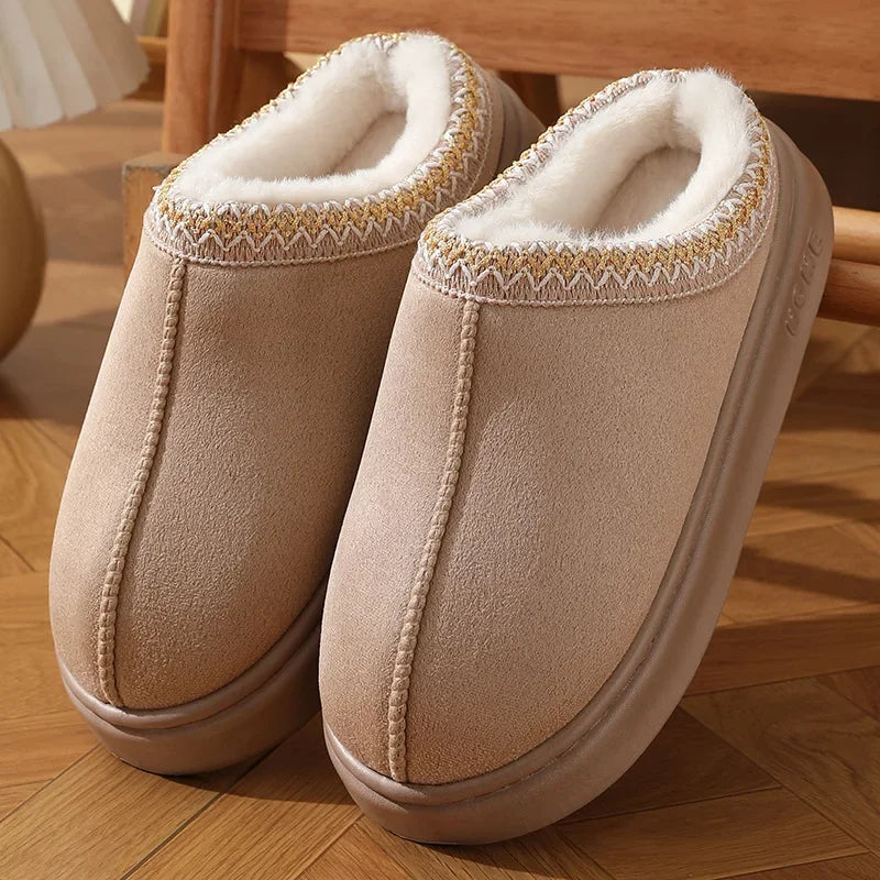 Chaussons confortables en tissu doux, idéals pour un usage intérieur relaxant.