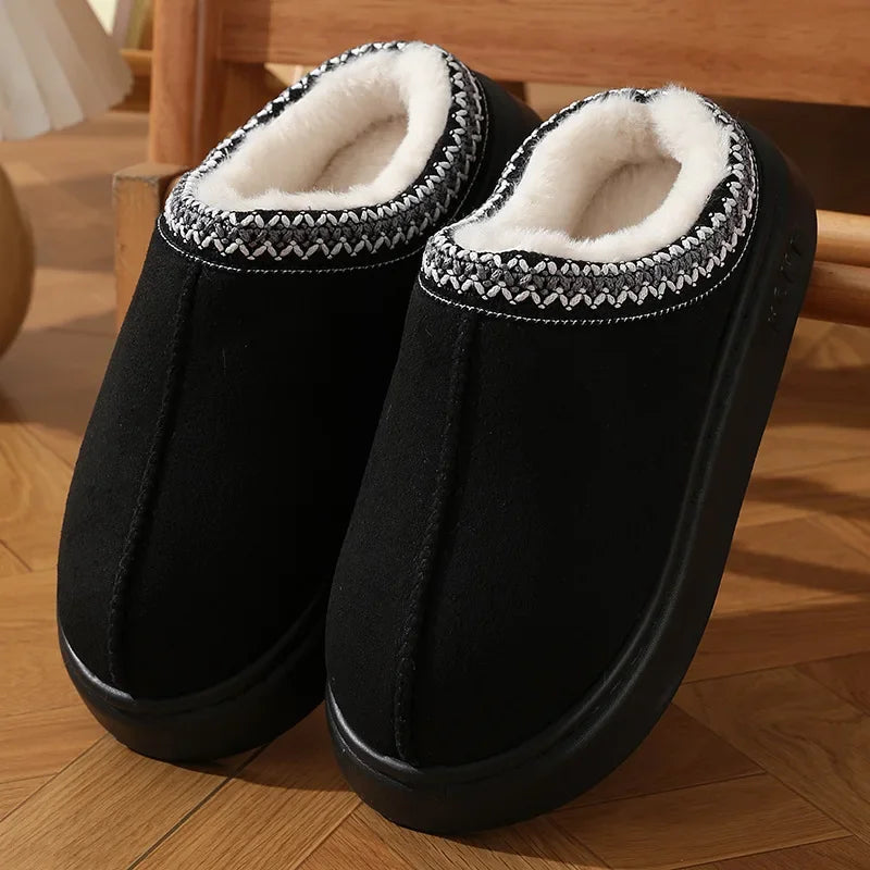 Chaussons confortables en tissu doux, idéals pour un usage intérieur relaxant.