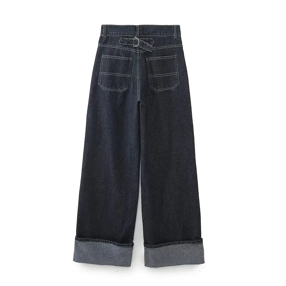 Ensemble jeans bleu clair composé d’une veste et d’un pantalon assortis.
