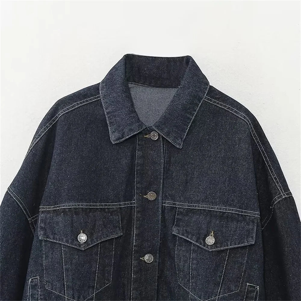 Ensemble jeans bleu clair composé d’une veste et d’un pantalon assortis.