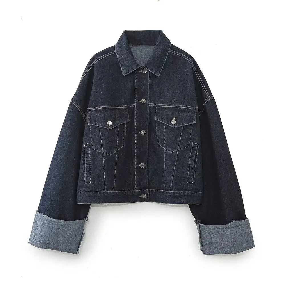 Ensemble jeans bleu clair composé d’une veste et d’un pantalon assortis.