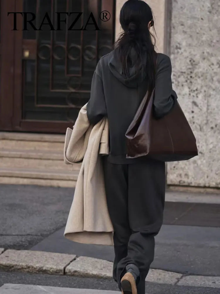 Ensemble jogging en coton doux, confortable pour le sport et la détente.