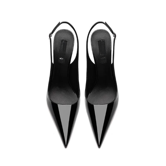 Vue arrière d'escarpins à talons hauts aiguilles, mettant en avant la finesse du design et la stabilité de la structure.