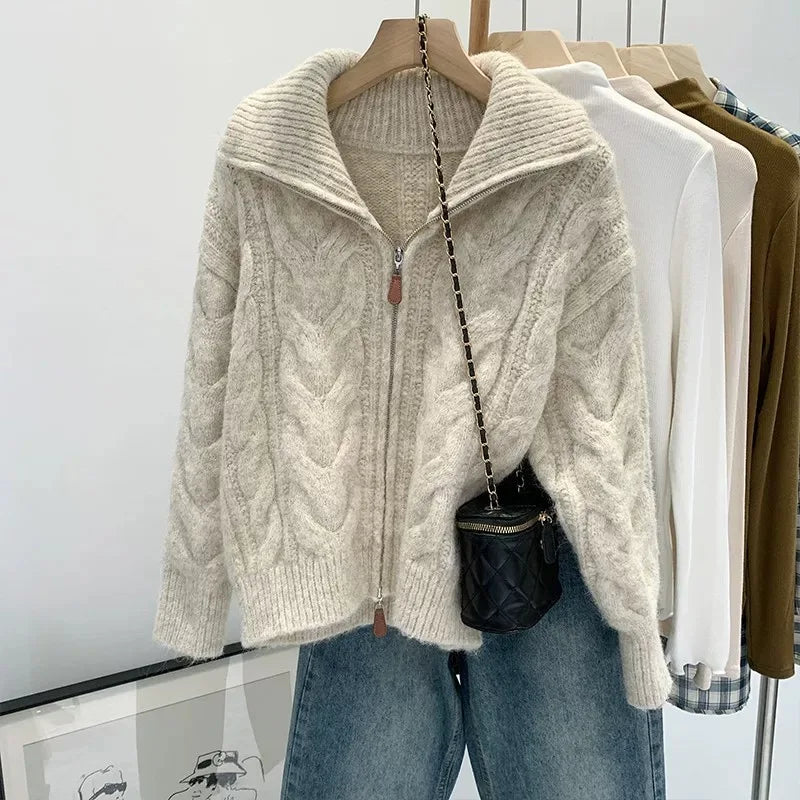 Gilet en maille beige, coupe droite avec zip, parfait pour superposer.