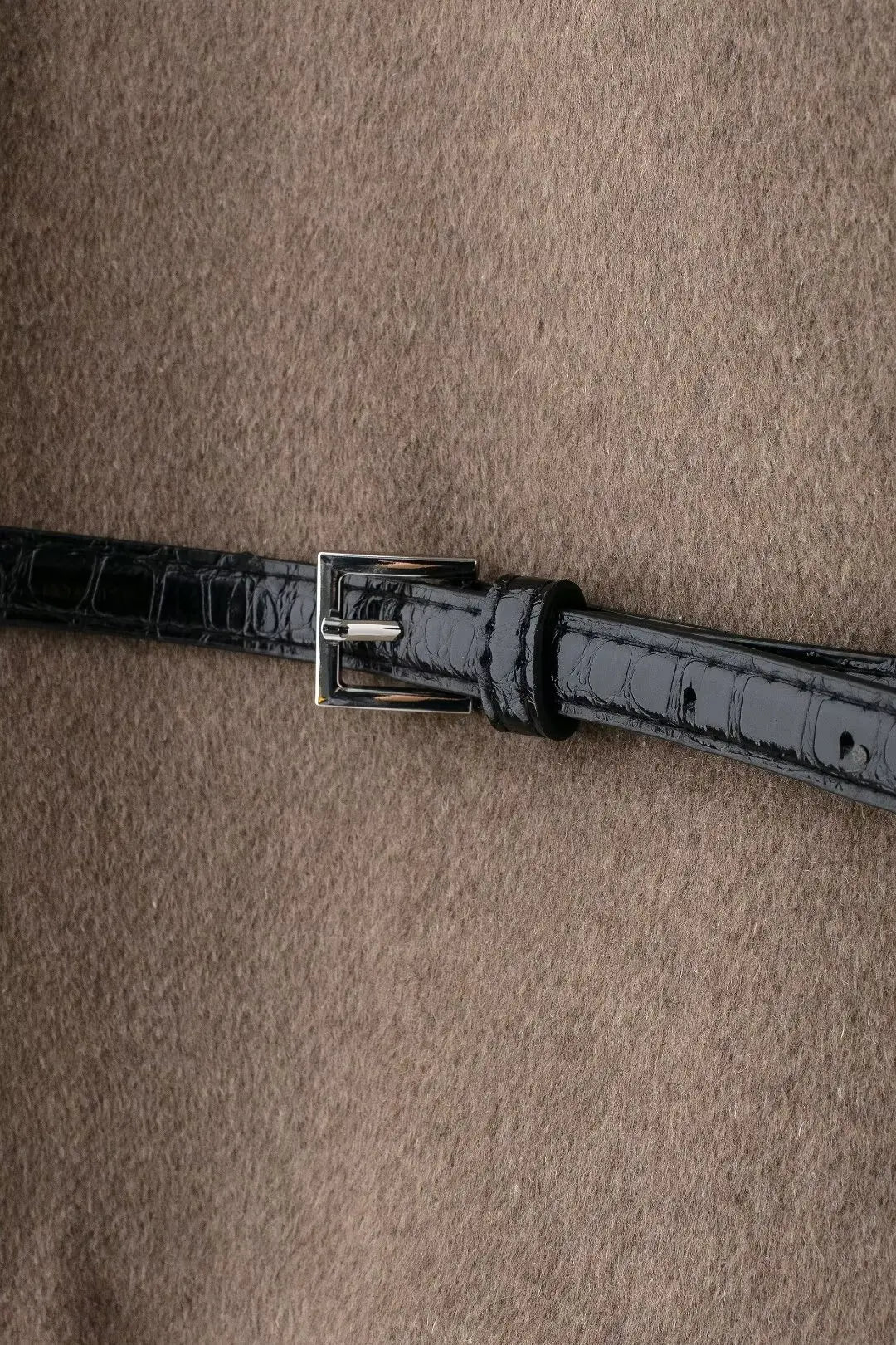 Haut cache-cœur en jersey marron, coupe ajustée et féminine.