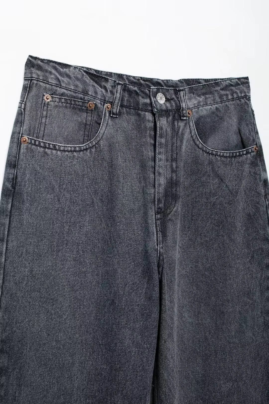 Jean Mum fit en denim noir délavé, coupe décontractée et confortable.