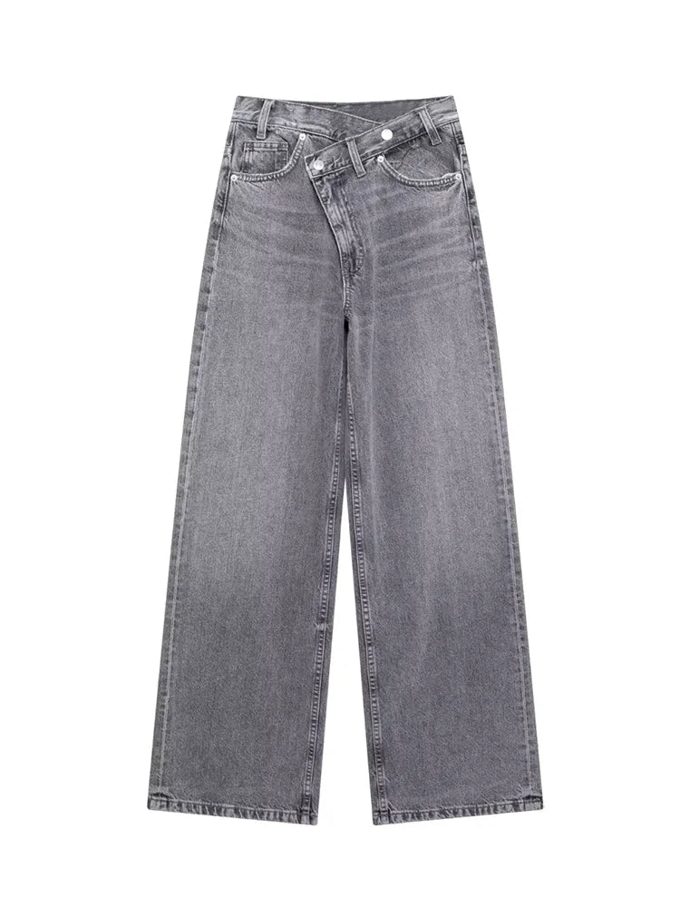 Jean asymétrique femme en denim gris, coupe unique avec ourlet irrégulier pour un style moderne.