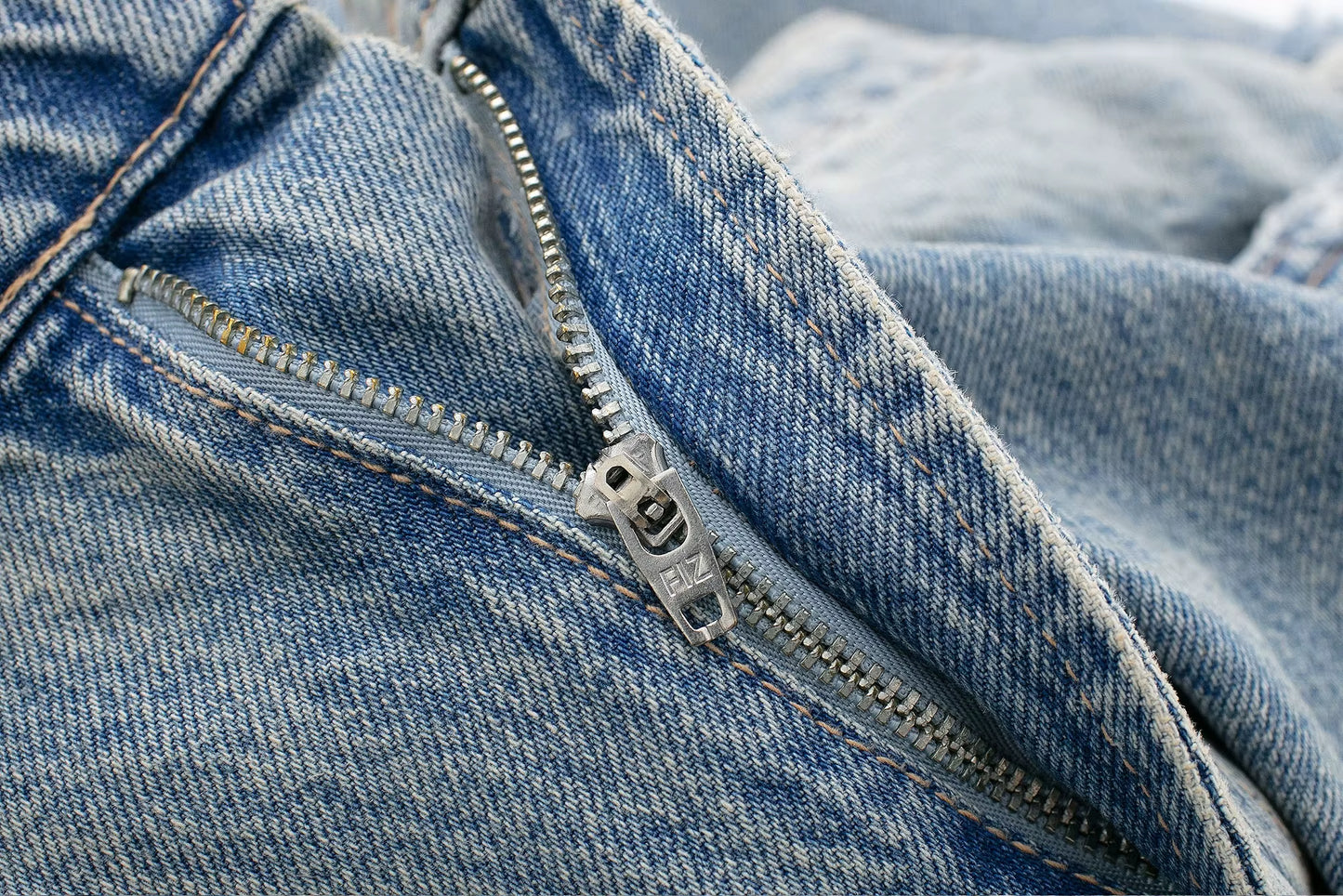 Jean Mum fit en denim bleu délavé, coupe décontractée et confortable.