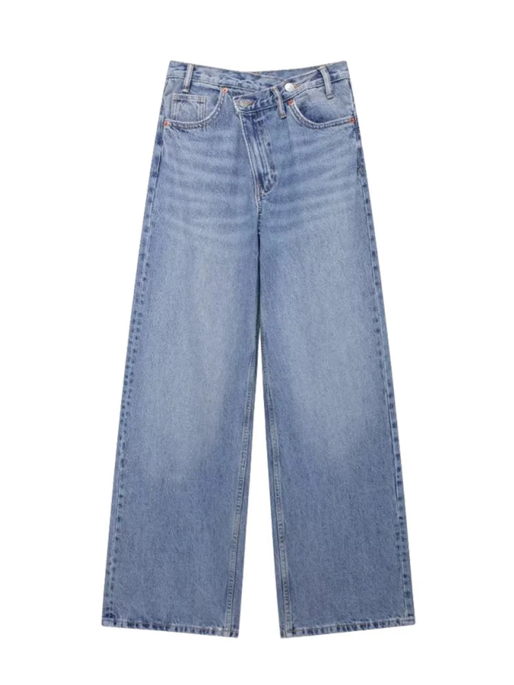 Jean asymétrique femme en denim bleu clair, coupe unique avec ourlet irrégulier pour un style moderne.