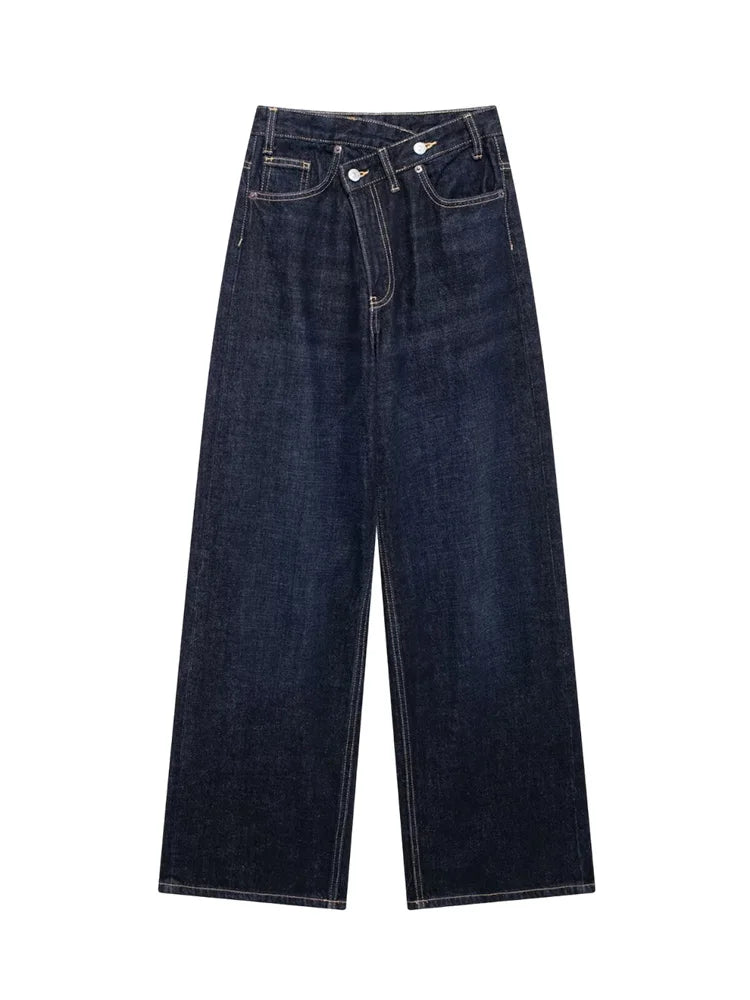 Jean asymétrique femme en denim bleu brut, coupe unique avec ourlet irrégulier pour un style moderne.