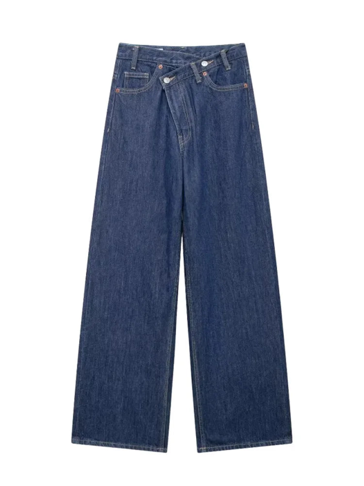 Jean asymétrique femme en denim bleu fonce, coupe unique avec ourlet irrégulier pour un style moderne.