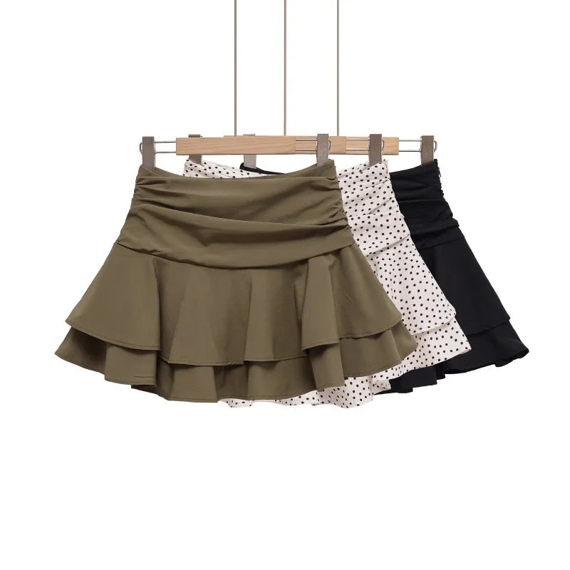 Jupe patineuse courte en tissu stretch kaki, style jeune et dynamique.