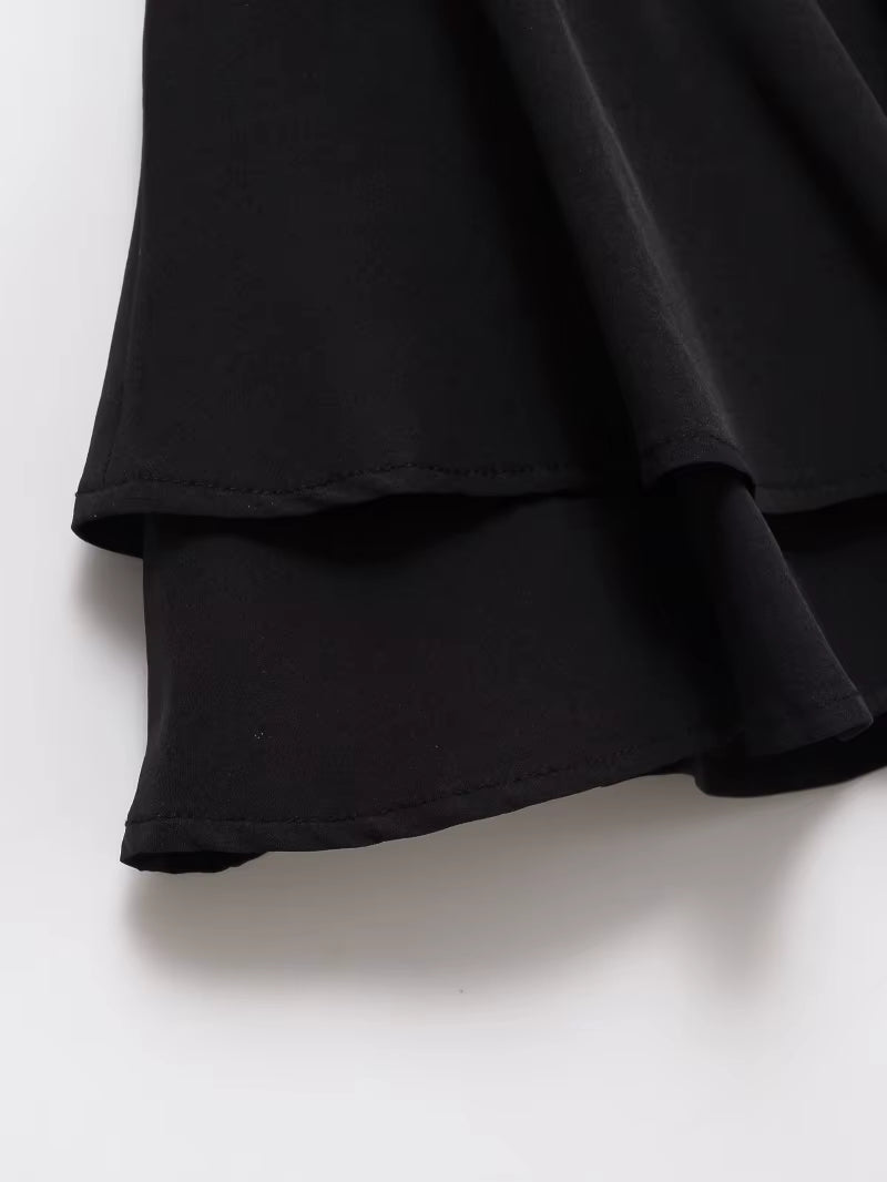 Jupe patineuse courte en tissu stretch noir, style jeune et dynamique.