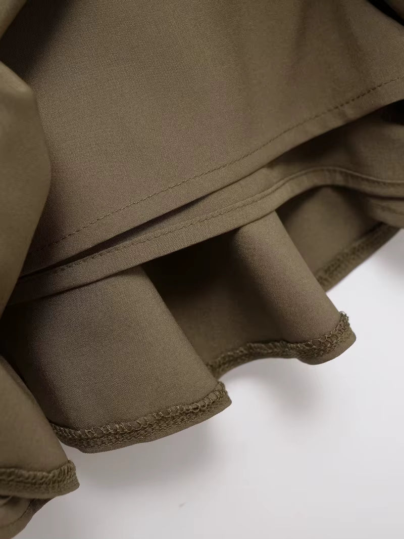 Jupe patineuse courte en tissu stretch kaki, style jeune et dynamique.