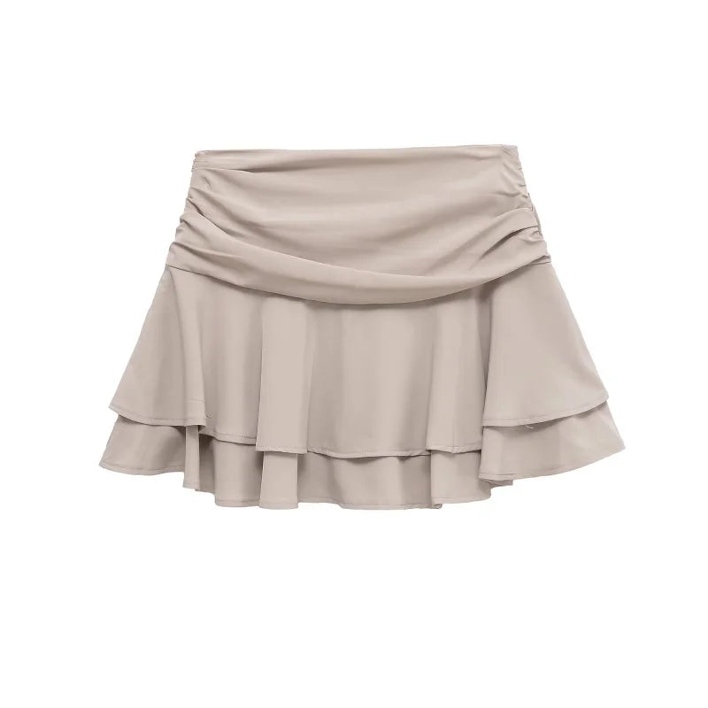 Jupe patineuse courte en tissu stretch beige, style jeune et dynamique.