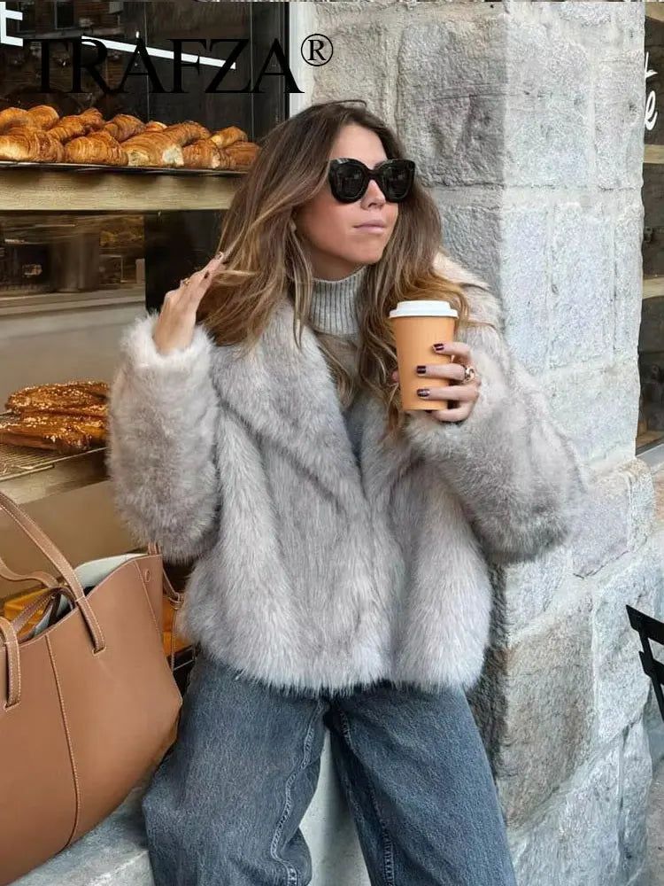 Manteau court en fausse fourrure , chaud et tendance.