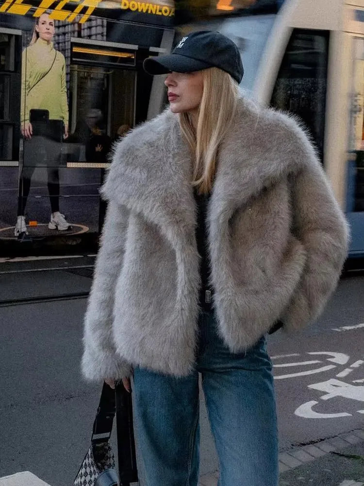 Manteau court en fausse fourrure , chaud et tendance.