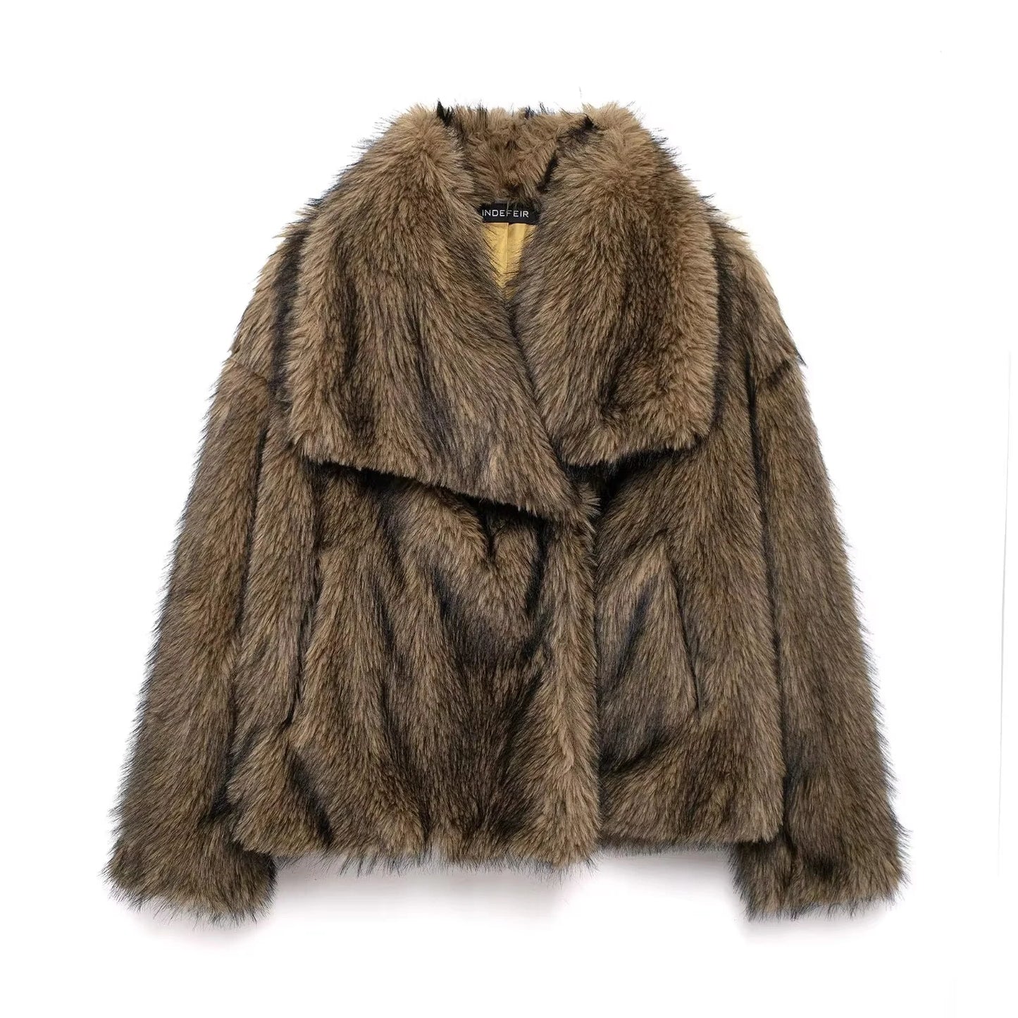 Manteau court en fausse fourrure , chaud et tendance.