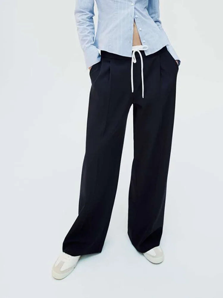 Pantalon tailleur femme marine, coupe droite et élégante pour un look formel.