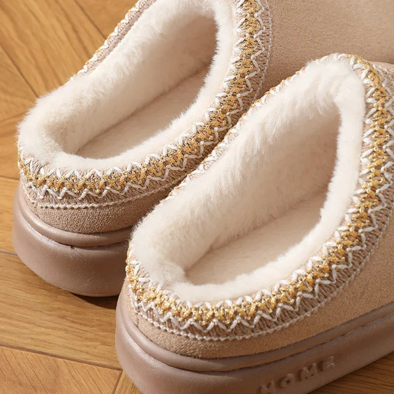 Chaussons confortables en tissu doux, idéals pour un usage intérieur relaxant.
