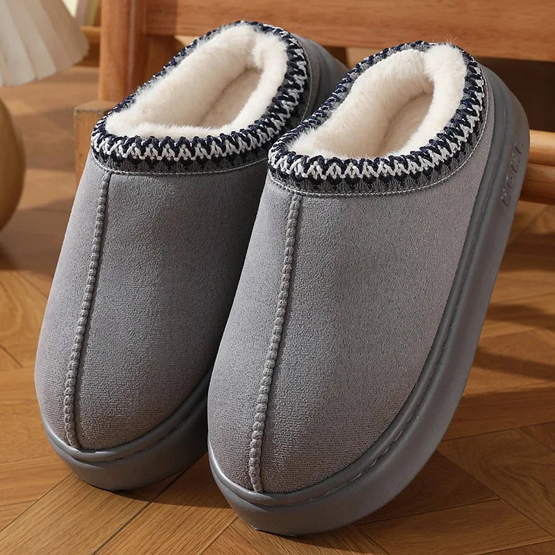 Chaussons confortables en tissu doux, idéals pour un usage intérieur relaxant.