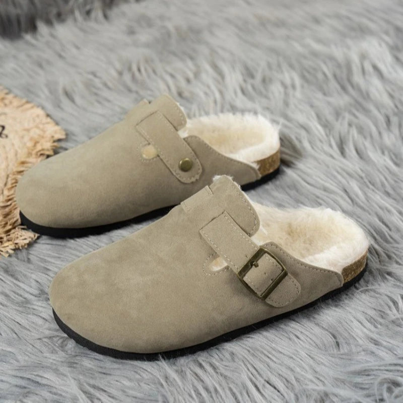 Sabots fourrés en fausse fourrure beige, idéaux pour garder les pieds au chaud pendant l’hiver.