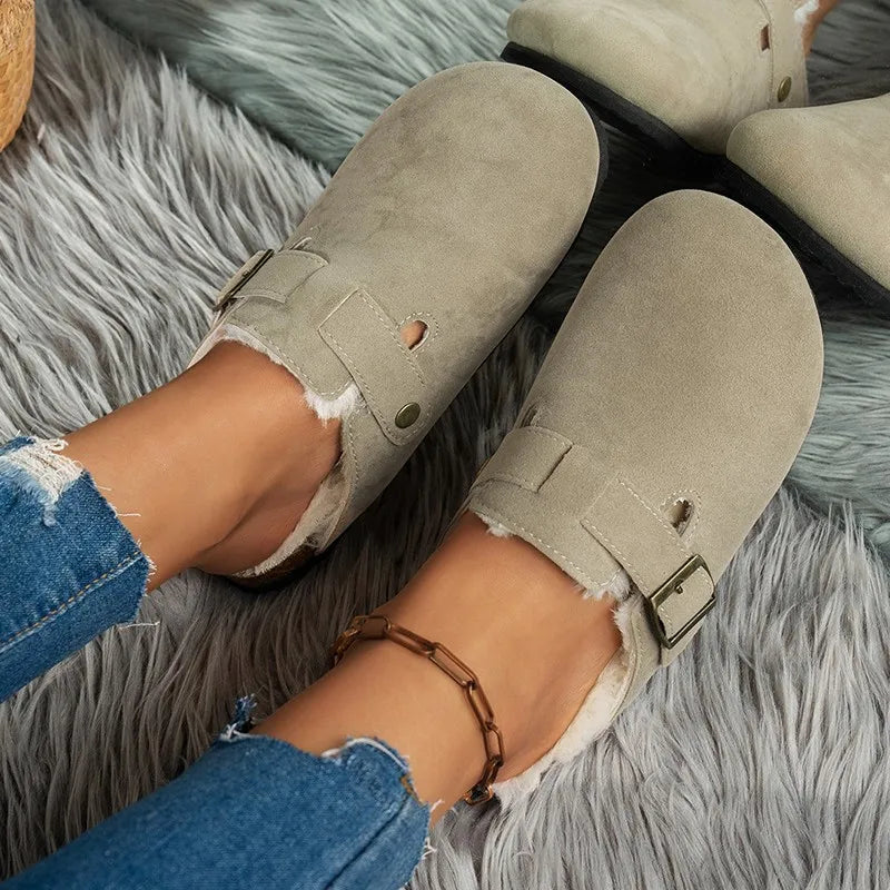 Sabots fourrés en fausse fourrure beige, idéaux pour garder les pieds au chaud pendant l’hiver.