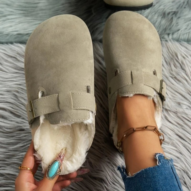 Sabots fourrés en fausse fourrure beige, idéaux pour garder les pieds au chaud pendant l’hiver.