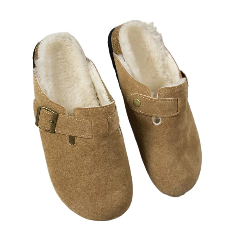 Sabots fourrés en fausse fourrure camel, idéaux pour garder les pieds au chaud pendant l’hiver.
