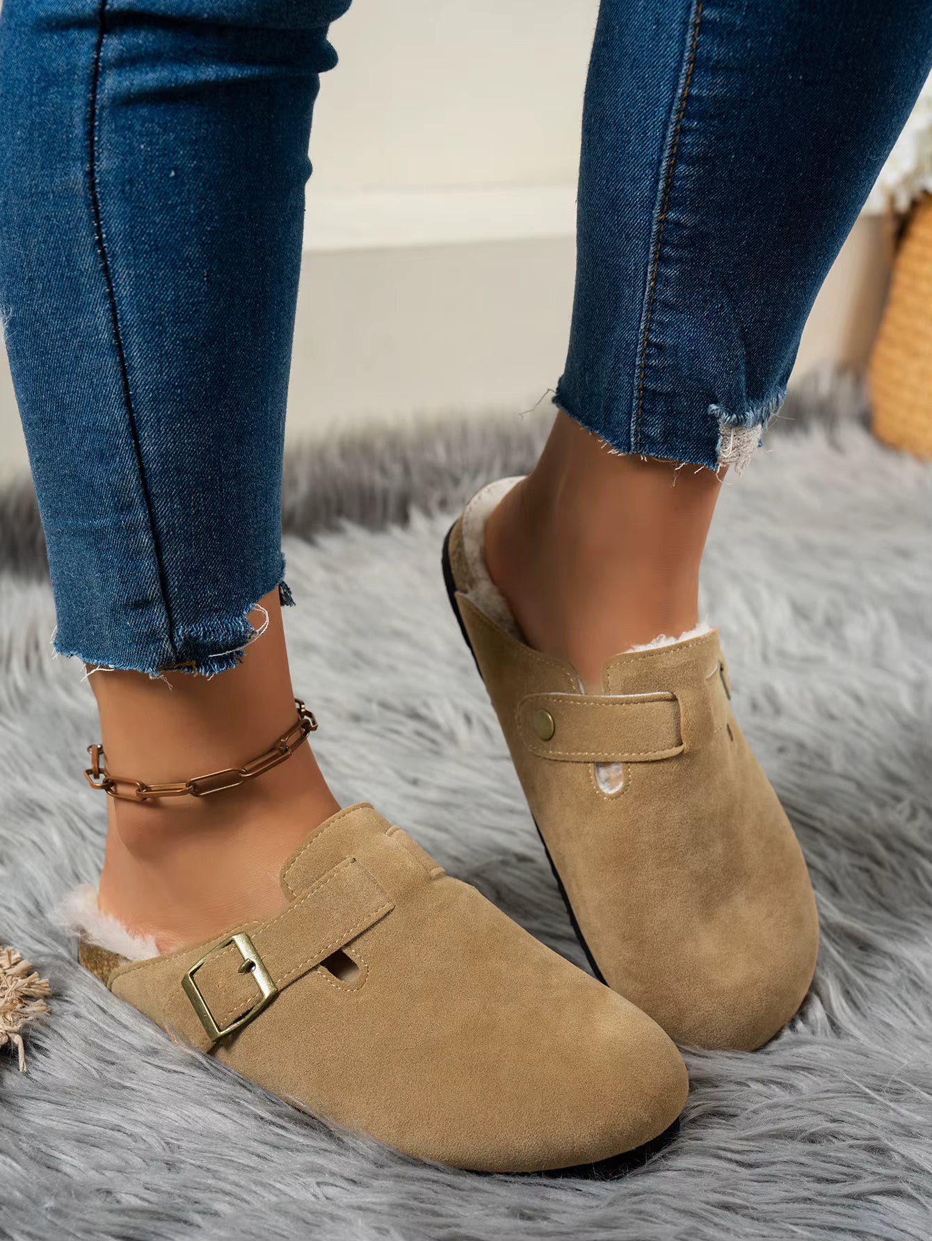 Sabots fourrés en fausse fourrure camel, idéaux pour garder les pieds au chaud pendant l’hiver.