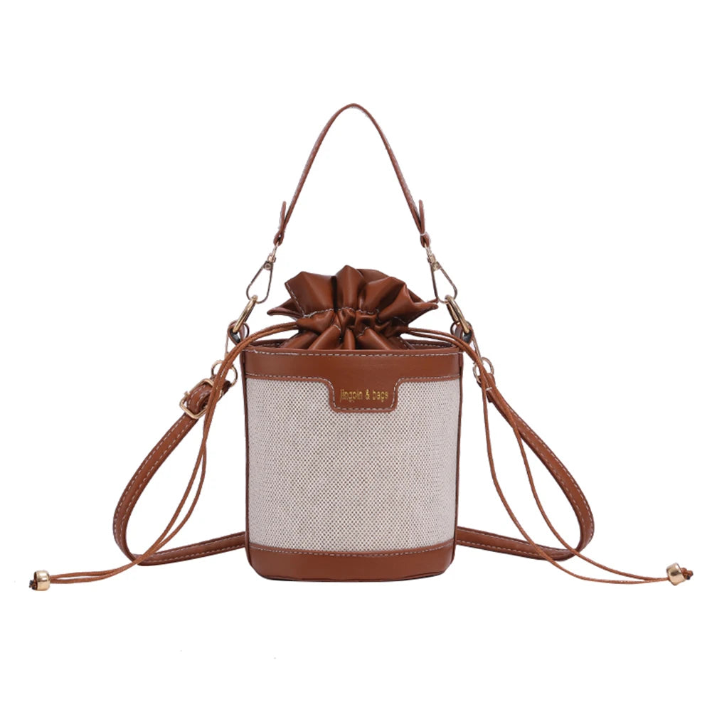 Sac seau en cuir noir avec fermeture à cordon, design élégant et minimaliste pour un usage quotidien.