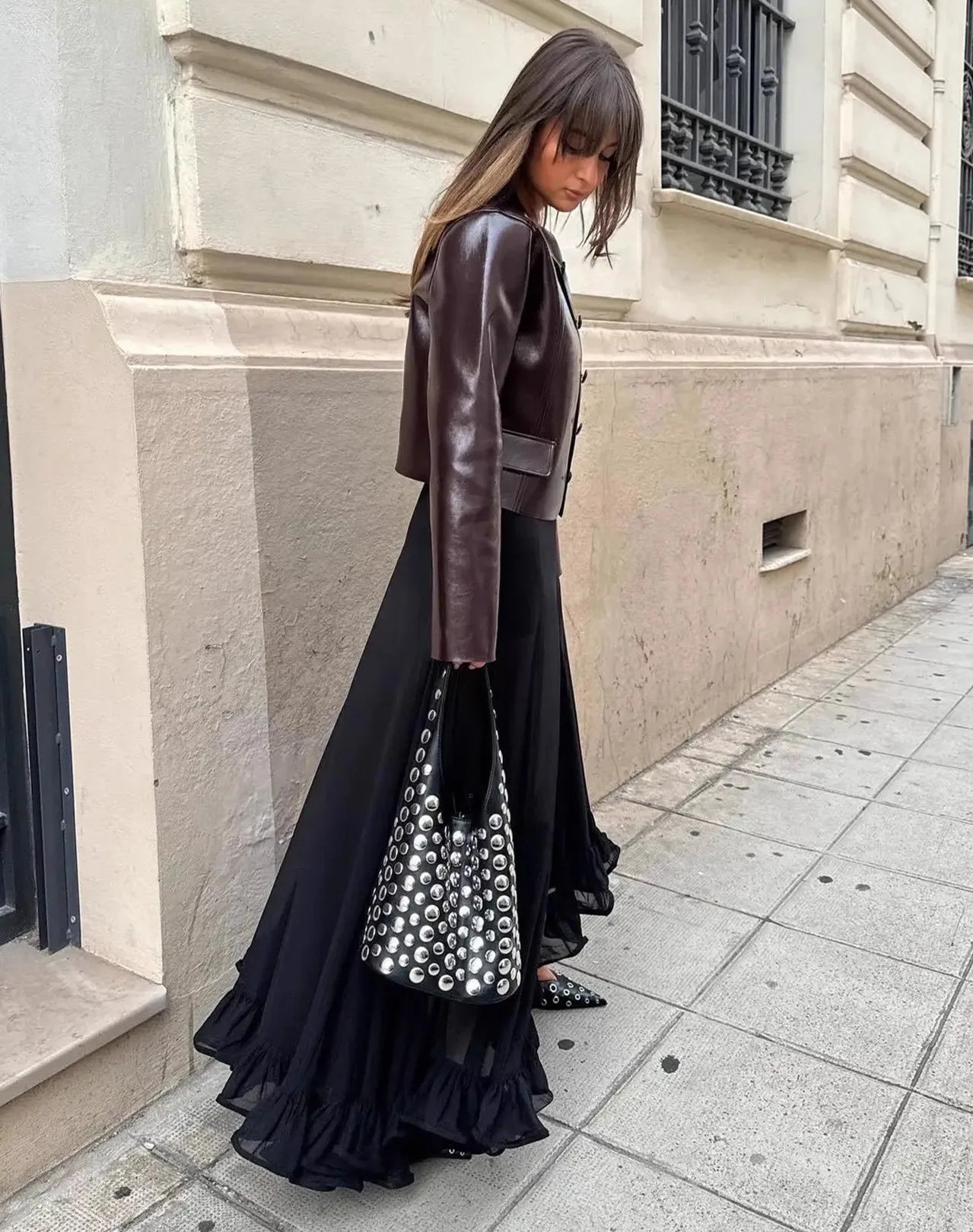 Apportez une touche de sophistication à votre style avec notre sac seau à rivets. Chic, pratique et tendance, il s’adapte à toutes vos occasions avec élégance.