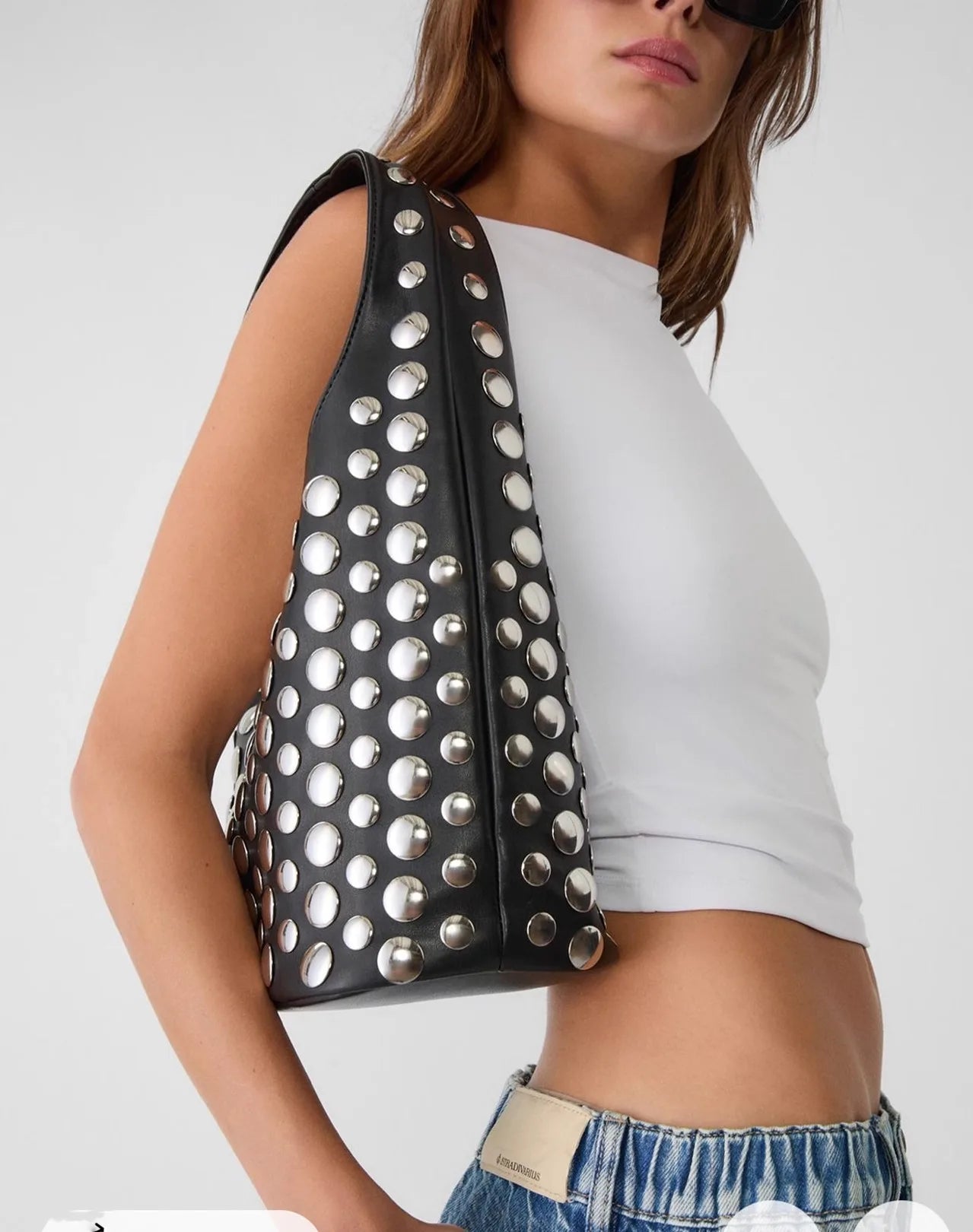 Apportez une touche de sophistication à votre style avec notre sac seau à rivets. Chic, pratique et tendance, il s’adapte à toutes vos occasions avec élégance.